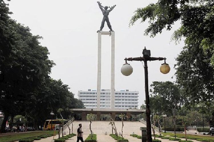 Lapangan Banteng yang terletak di jantung Ibu Kota ini telah ada sejak zaman penjajahan Belanda. Lapangan tersebut kini menjadi salah satu pusat kegiatan warga Jakarta dan sekitarnya untuk berolahraga, berkumpul, berwisata, hingga menjadi kegiatan perekonomian untuk pameran dan bazar.