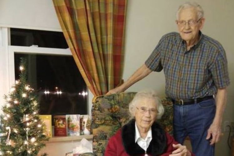 Pasangan suami istri asal Kanada, Herbert (berdiri) dan Audrey Goodine. Mereka berpisah pasca-menikah selama 73 tahun karena Herbert harus menerima perawatan intensif setelah kesehatannya terus menurun.