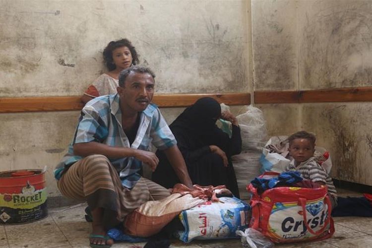 Sebuah keluarga di Hodeidah, Yaman. Serangan yang dilancarkan koalisi pimpinan Arab Saudi di kota pelabuhan itu sejak pekan lalu memaksa sebagian besar penduduknya mengungsi.