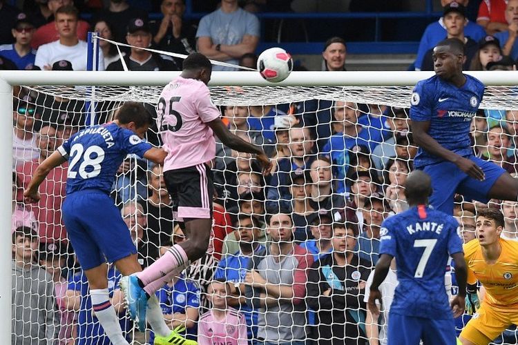 Wilfred Ndidi menyundul bola untuk mencetak gol pada pertandingan Chelsea vs Leicester City di Stadion Stamford Bridge dalam lanjutan Liga Inggris, 18 Agustus 2019. 