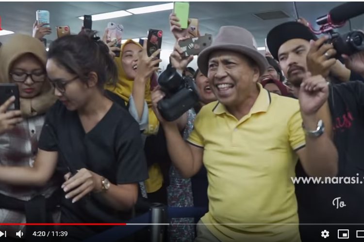 Pria berbaju kuning yang menarik perhatian saat emak-emak berantem dalam penampilan Glenn Fredly dan Tompi di Stasiun MRT Bundaran HI, Jakarta Pusat. 