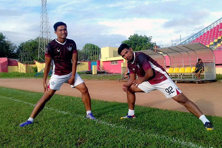 Ade Suhendra dan Ahmad Sembiring, saat mencoba lapangan H. Agus Salim, Padang, Jumat (4/8/2017).