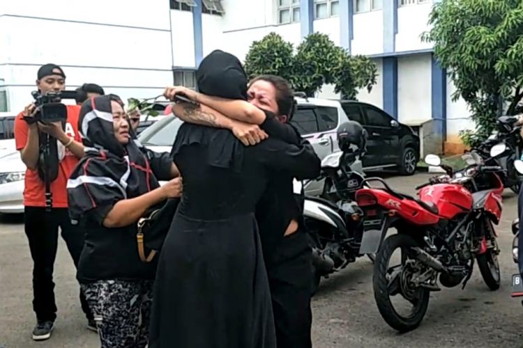 Kerabat dan sahabat mendianh Pretty Asmara mendatangi RS Pengayoman Cipinang, Jakarta Timur, Minggu (4/11/2018). Pretty Asmara meninggal dunia pada Minggu pukul 06.00 WIB.