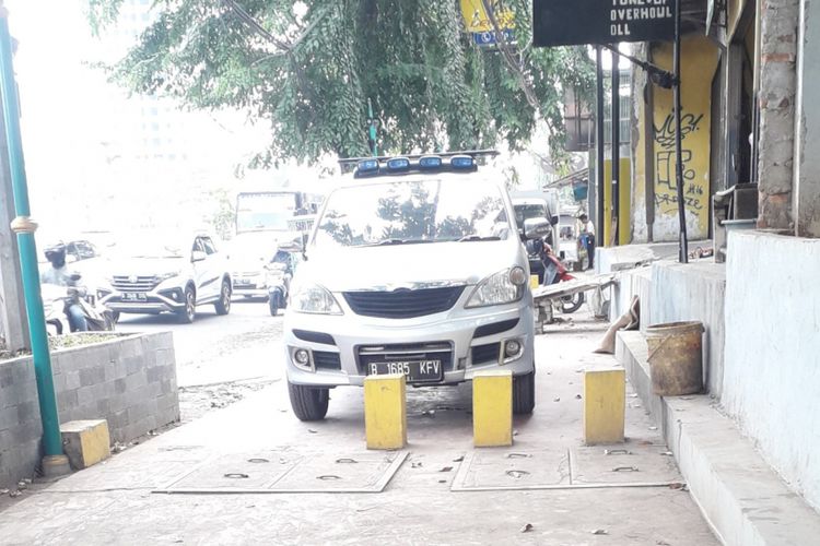Trotoar di Kalimalang, Bekasi dijadikan sebagai tempat parkir mobil, Selasa (4/9/2018)