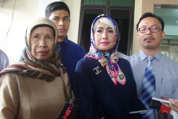 Istri Donny Kesuma, Yuni Indriyati, usai sidang putusan perceraiannya di Pengadilan Agama Bekasi, Jawa Barat, Senin (9/10/2017).