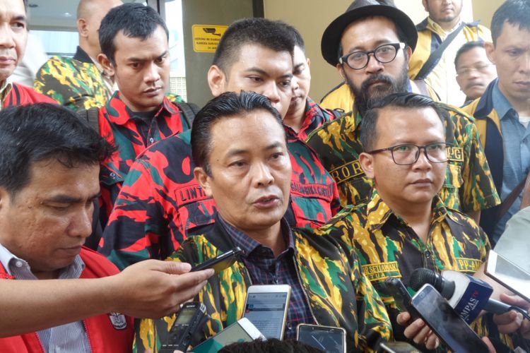 Angkatan Muda Partai Golkar dan sayap kepemudaan Partai Golkar lainnya meminta Polri melanjutkan proses hukum atas laporan terhadap dua pimpinan KPK di Mabes Polri, Jakarta, Senin (13/11/2017).