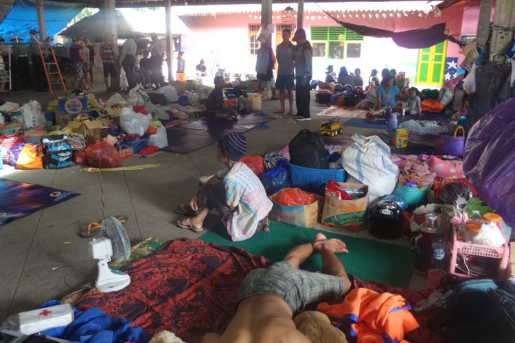 Salah satu posko pengungsian korban erupsi Gunung Agung di Banjar Adat Lan Dinas Tengading, Kecamatan Manggis, Kabupaten Karangasem, Bali.