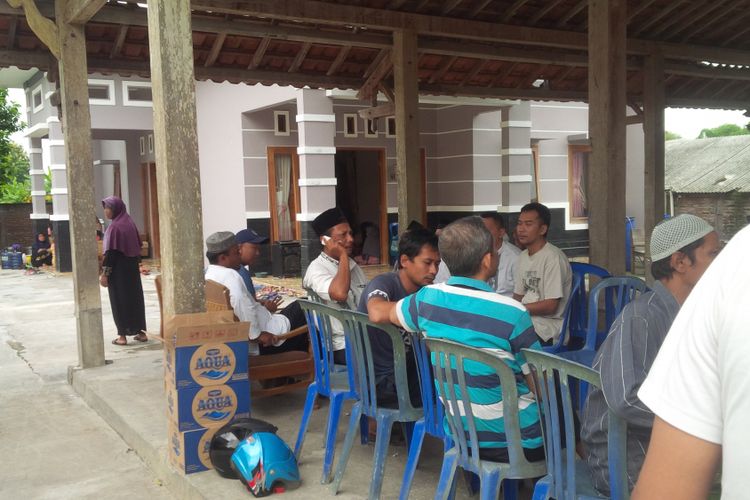 Para pelayat berdatangan ke rumah duka, korban pengeroyokan, Anang Tri Hidayat (24), warga Desa Menduran, Kecamatan Brati, Kabupaten Grobogan, Jawa Tengah, Minggu (21/1/2018).