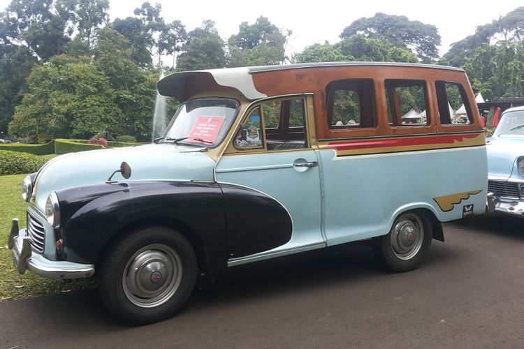 Morris Minor Traveler 100 milik salah seorang anggota Perhimpunan Penggemar Mobil Kuno Indonesia (PPMKI) yang ikut serta dalam konvoi ke Bogor, Minggu (21/1/2018). Morris Minor 100 Traveler adalah mobil yang pernah digunakan sebagai oplet di Jakarta pada era tahun 1950-an. 