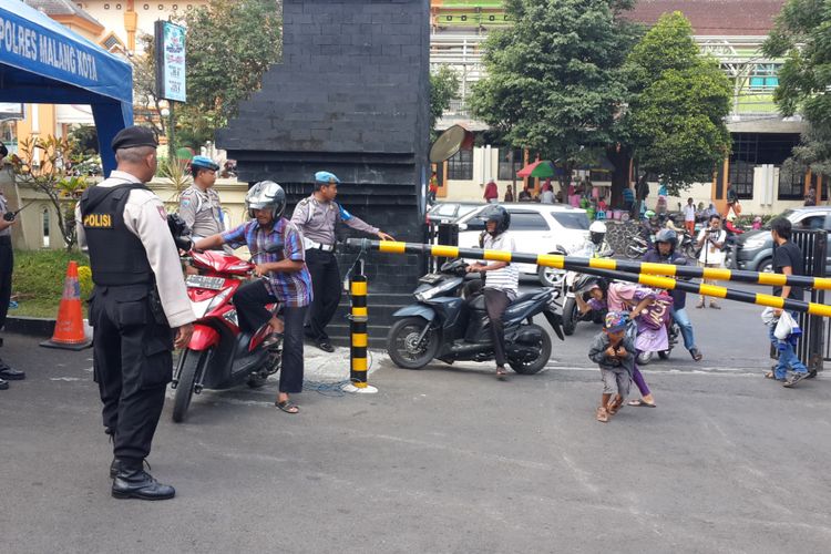 Petugas Polres Malang Kota memperketat penjagaan pintu masuk Mako Polres Malang Kota pasca kejadian rentetan bom bunuh diri di Surabaya, Senin (14/5/2018).