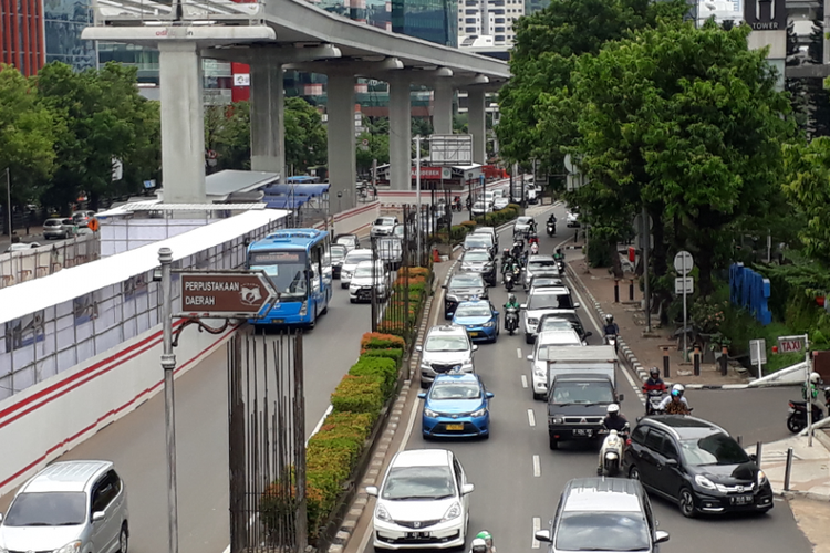 Kondisi Jalan HR Rasuna Said, Jakarta Selatan, Rabu (23/5/2018). Kebijakan ganjil-genap rencananya akan diberlakukan di sepanjang ruas jalan tersebut selama pelaksanaan Asian Games 2018.