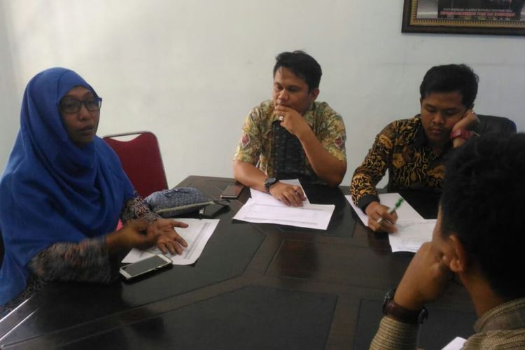 Petugas Bawaslu Riau menerima seorang warga Pekanbaru yang datang melapor karena tidak bisa mencoblos pada Pilgub Riau, Jumat (29/6/2018). 