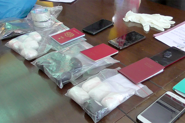 Sejumlah barang bukti yang berhasil disita polisi di antaranya 833,1 gram sabu, tiga buah paspor, sejumlah ponsel, dan uang tunai.