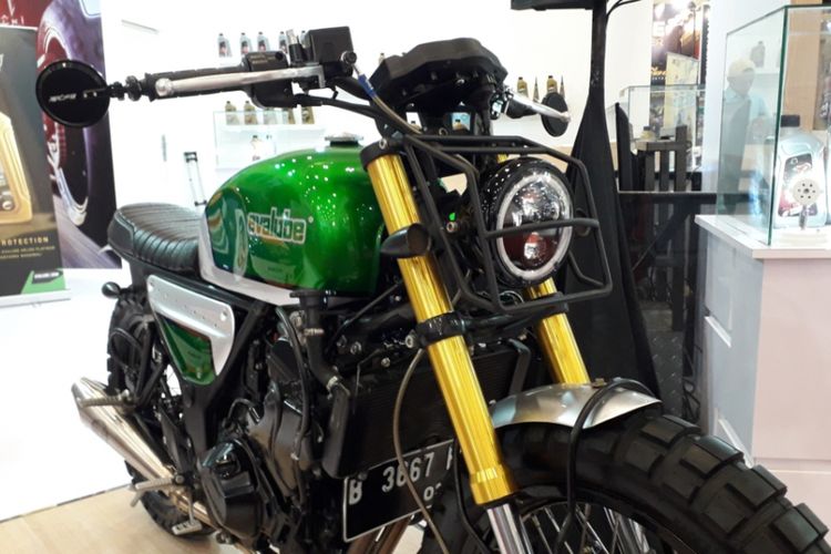 Kawasaki Z250 bergaya scrambler yang dipajang di booth Evalube selama pameran GIIAS 2018 di ICE, BSD City, Tangerang.