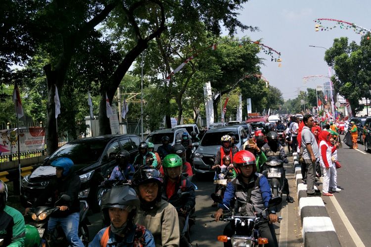 Jalan Raya Pasar Minggu tampak macet menjelang digelarnya prosesi torch relay atau pawai obor Asian Games di Jakarta Selatan, Rabu (15/8/2018), siang.