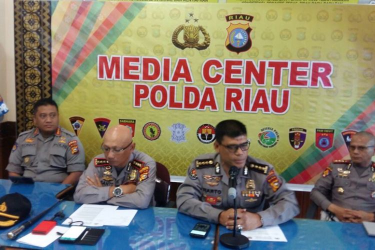 Riau Police and Pekanbaru Police held a press conference on deterrence until the return of Neno Warisman from Pekanbaru, Riau, Sunday (08/26/2018).