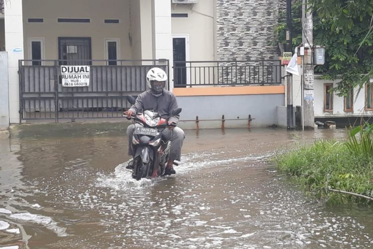 Banjir di Perumahan Graha Prima Sentosa, Kelurahan Kaliabang Tengah, Kecamatan Bekasi Utara, Kota Bekasi, Senin (28/1/2019).