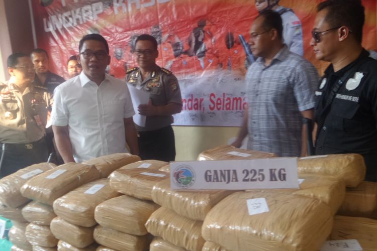 Polda Metro Jaya amankan 225 kilogram narkotika jenis ganja  yang berasal dari Aceh. Ratusan kilogram ganja dikirim menggunakan sebuah truk ekspedisi untuk mengelabui petugas, Rabu (30/8/2017)