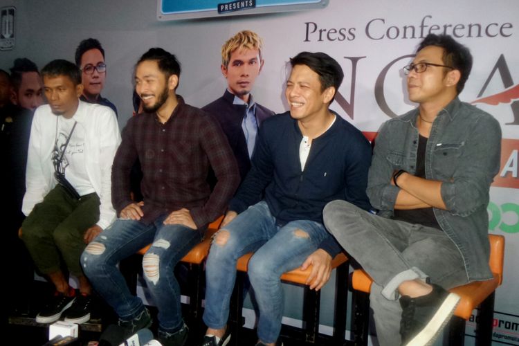 Grup band NOAH, yang terdiri dari (dari kiri) Lukman, Uki, Ariel, dan David, saat jumpa pers konser Road To New Album di Badung Cafe, Bandung, Jawa Barat, Kamis (14/9/2017).