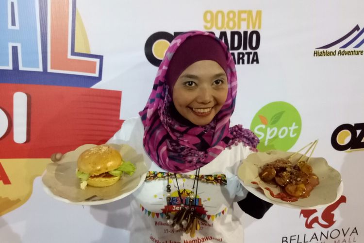 Dwi Kartika, memamerkan olahan jengkolnya yaitu sate dan burger jengkol dalam Festival Jengkol Indonesia yang diinisiasi oleh ia dan tim Green Spot Cafe.