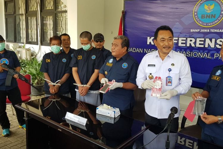 pers conference terkait penangkapan dua pelaku penyalahgunaan narkotika di Kantor BNNP Jateng, Senin (9/4/2018), salah satu pelaku tenaga pendidik di salah satu pesanten di Solo.  