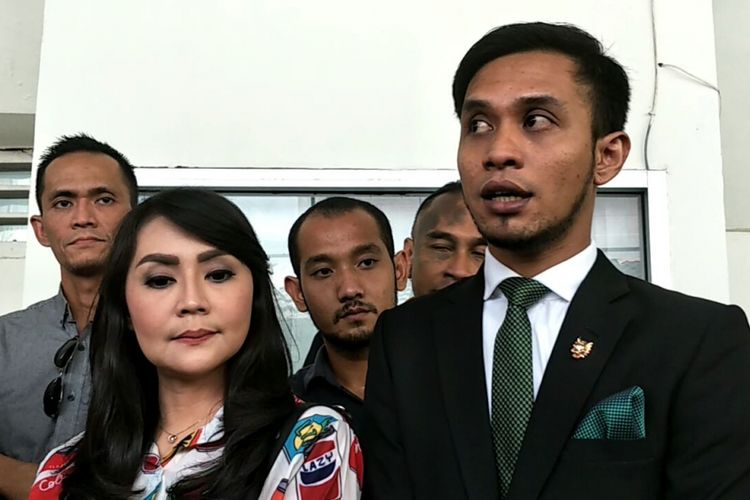 Tessa Kaunang dan kuasa hukumnya, Irsan Gusfrianto saat ditemui usai sidang di Pengadilan Negeri Jakarta Selatan, Selasa (24/4/2018).