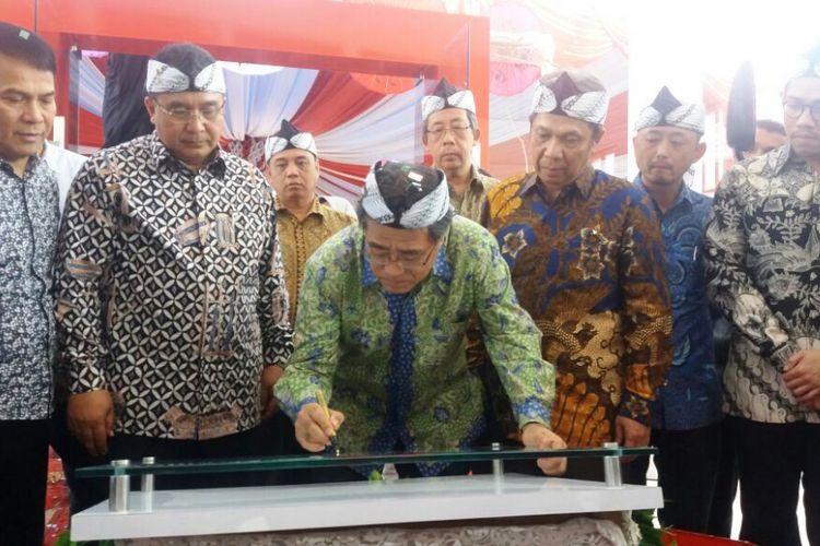 Direksi Hino Motor Sales Indonesia (HMSI) dan Maya Graha Indah (MGI) meresmikan peningkatkan layanan diler Tasikmalaya dari 1S menjadi 3S.