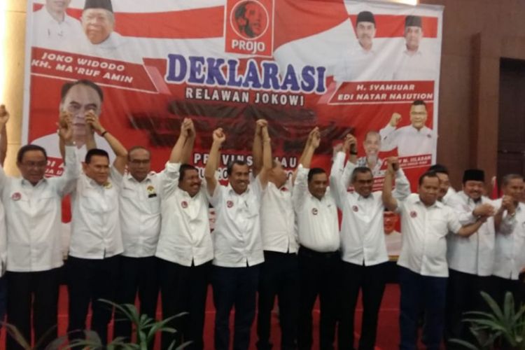 Sebelas kepala daerah di Riau saat deklarasi dukungan kepada Jokowi dua periode pada acara relawan Projo di Hotel Aryaduta Pekanbaru, Riau, Rabu (10/10/2018).