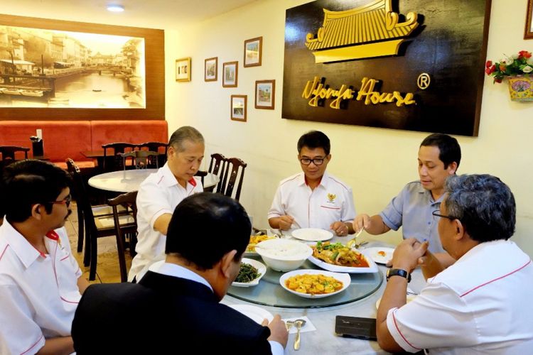 Konsul Jenderal RI Akhmad DH Irfan dan staf menjamu Rektor Universitas Malaysia Sabah (UMS), Profesor Dr Kamaluddin dan staf dengan kuliner dua bangsa?.