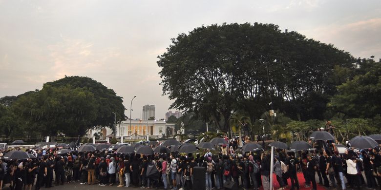 Anggota Jaringan Solidaritas Korban untuk Keadilan bersama massa pendukungnya melakukan aksi Kamisan ke-500 di seberang Istana Merdeka, Jakarta, Kamis (27/7/2017). Dalam aksi bersama itu mereka menuntut komitmen negara hadir menerapkan nilai kemanusiaan dengan komitmennya menyelesaikan kasus-kasus pelanggaran HAM berat. 