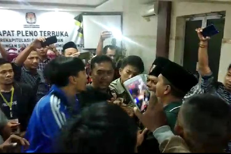 Syamsul Maarif (berjaket biru) terlibat keributan dengan para saksi partai politik karena rebutan formulir DB1 di aula gedung PKPN Pamekasan, Sabtu (4/5/2019). 