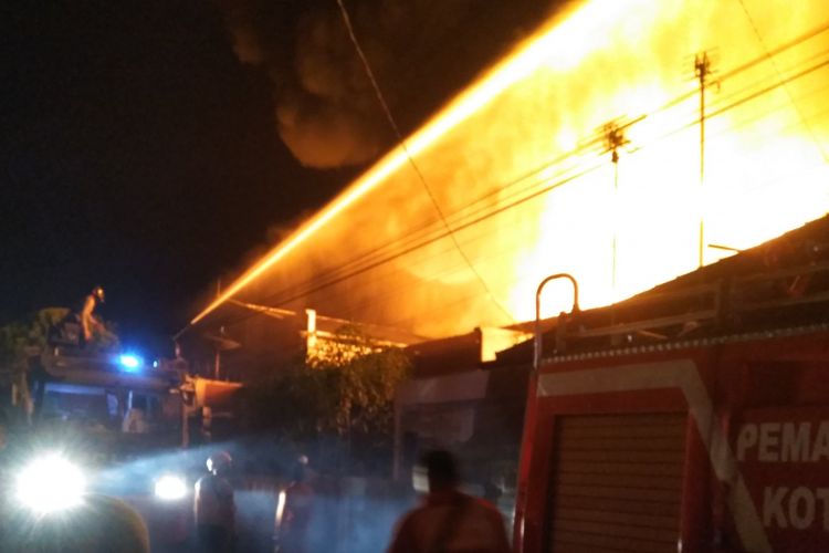 Polisi mengerahkan water canon untuk membantu pemadaman api yang membakar gudang plastik Dollar di Kota Tasikmalaya, Rabu (16/1/2018).