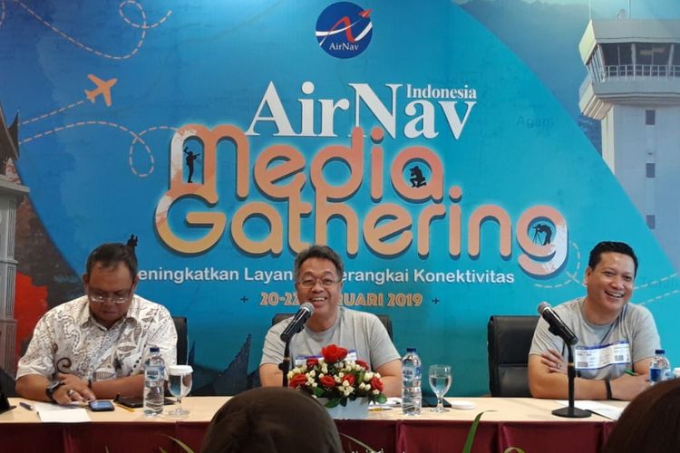 Kepala Otortitas Bandar Udara Wilayah VI Padang Agoes Soebagio, Direktur Utama AirNav Indonesia Novie Riyanto, dan Sekretaris Perusahaan AirNav Indonesia Didiet K.S. Radityo di Padang, Rabu (20/2/2019).