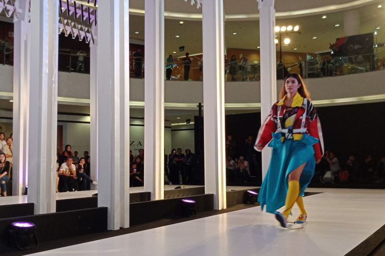 Salah satu busana koleksi kolaborasi Disney Indonesia dan ESMOD Jakarta dengan tema superhero Marvel yang dipamerkan pada gelaran Fashion Nation 2018 di Senayan City, Selasa (18/4/2018).