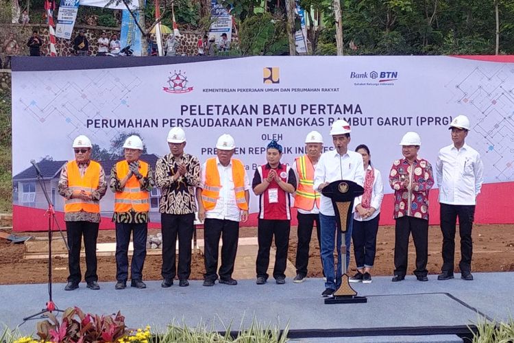 Presiden Jokowi saat meletakkan batu pertama perumahan subsidi untuk Persaudaraan Pemangkas Rambut Garut (PPRG), di Garut, Sabtu (19/1/2019). 