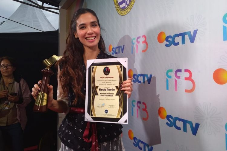 Marsha Timothy seusai menerima penghargaan pemeran utama wanita terpuji film bioskop dalam Festival Film Bandung 2018. 