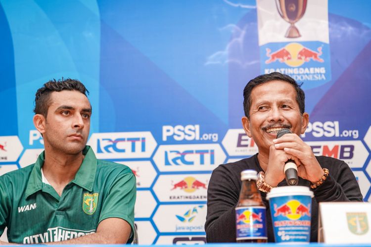 Pelatih Persebaya Surabaya, Djadjang Nurdjaman, dalam sesi jumpa pers di Stadion Gelora Bung Tomo, Surabaya, Sabtu (23/2/2019).