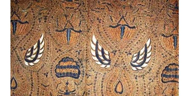 Batik motif Semen Rante biasa digunakan oleh calon pengantin perempuan pada acara lamaran.