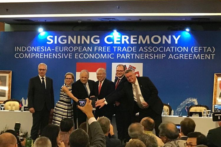 Menteri Perdagangan Enggartiasto Lukita usai menandatangani perjanjian dengan EFTA di Jakarta, Minggu (16/12/2018).