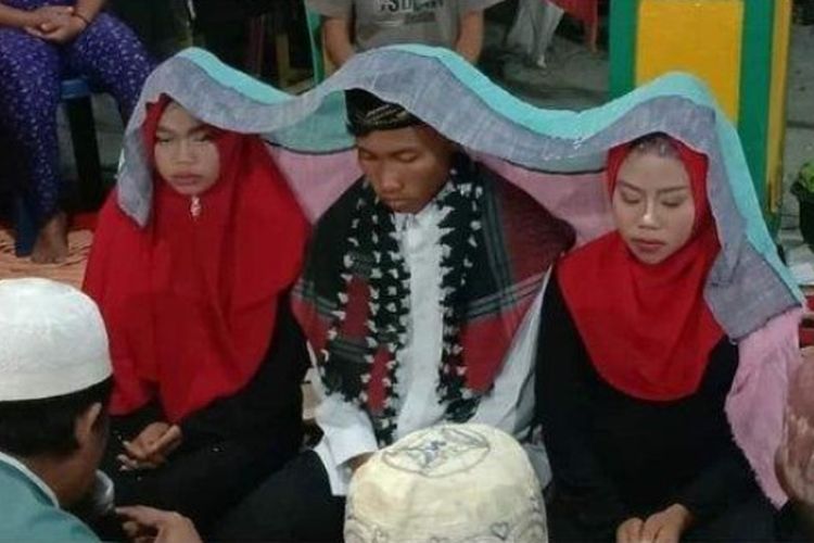 Pernikahan di Kalimantan Barat antara satu pria dan dua perempuan. 