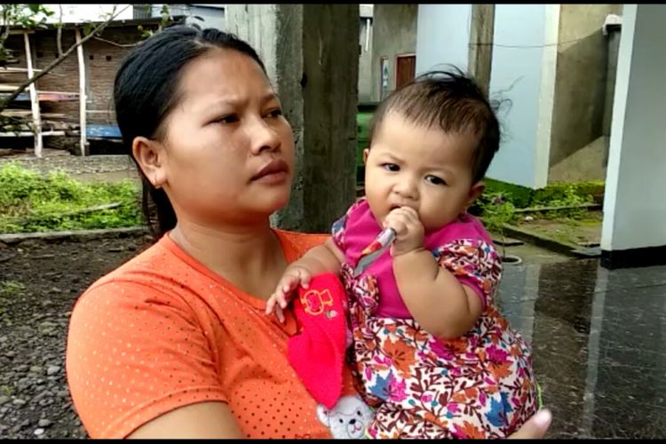 Suci (27) bersama bayinya berhasil selamat dari timbunan dan kejaran longsor di Dusun Pattiro, Desa Pattallikang, Kecamatan Manuju, Kabupaten Gowa, Sulawesi Selatan. Jumat, (25/1/2019).