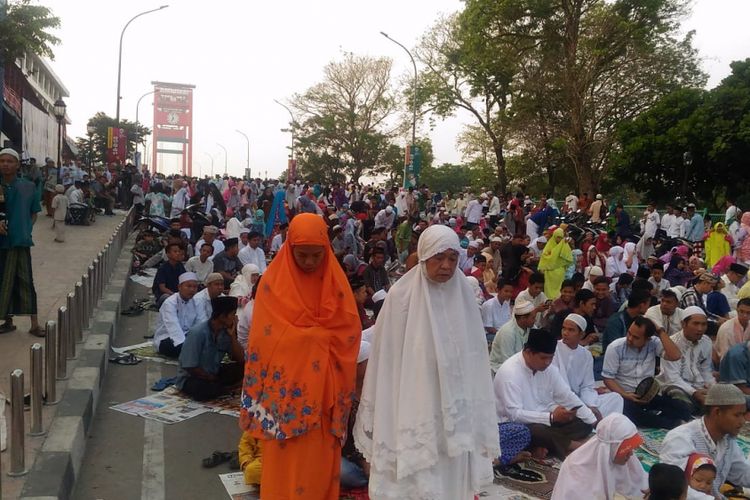 Warga Palembang memadati jembatan Ampera untuk melaksanakan shalat Idul Adha 1439 Hijriah, Rabu (22/8/2018).