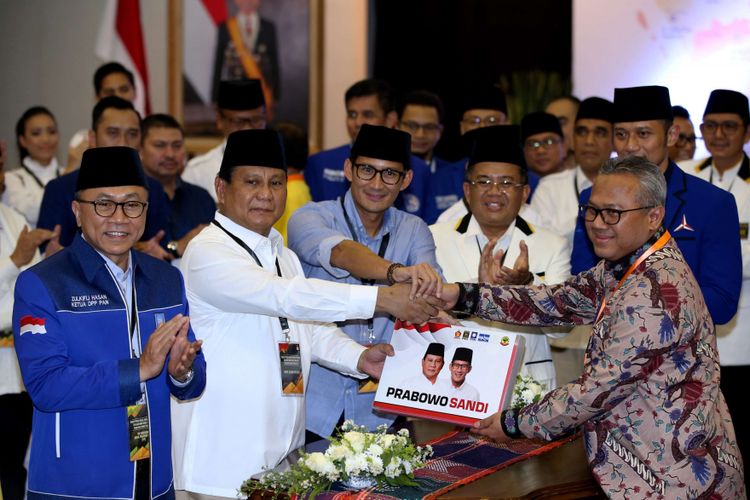 Pasangan Prabowo Subianto dan Sandiaga Uno didampingi tokoh partai pengusung resmi mendaftarkan diri sebagai bakal capres dan cawapres di Komisi Pemilihan Umum RI, Jakarta, Jumat, (10/8/2018).