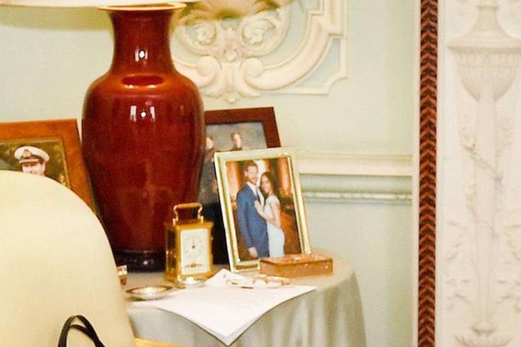 
Foto Meghan dan Harry di ruangan