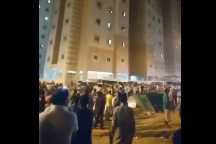 Warga di Kuwait keluar gedung dan berkumpul di tanah lapang, setelah turut merasakan getaran akibat gempa bermagnitudo 6,3 di Iran, Minggu (25/11/2018).
