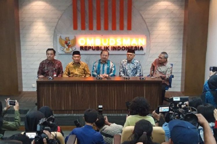 Ketua Ombudsman RI Amzulian Rifai (tengah) bersama Menteri Pendidikan dan Kebudayaan Muhadjir Effendy (dua dari kiri) dalam jumpa pers di kantor Ombudsman RI, Jakarta, Jumat (26/7/2019).