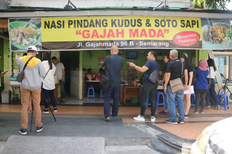 Kedai Nasi Pindang Kudus dan Soto Sapi di Jalan Gajahmada Semarang, dipenuhi pegunjung yang harus mengantre untuk makan di dalam, Kamis (19/7/2018).
