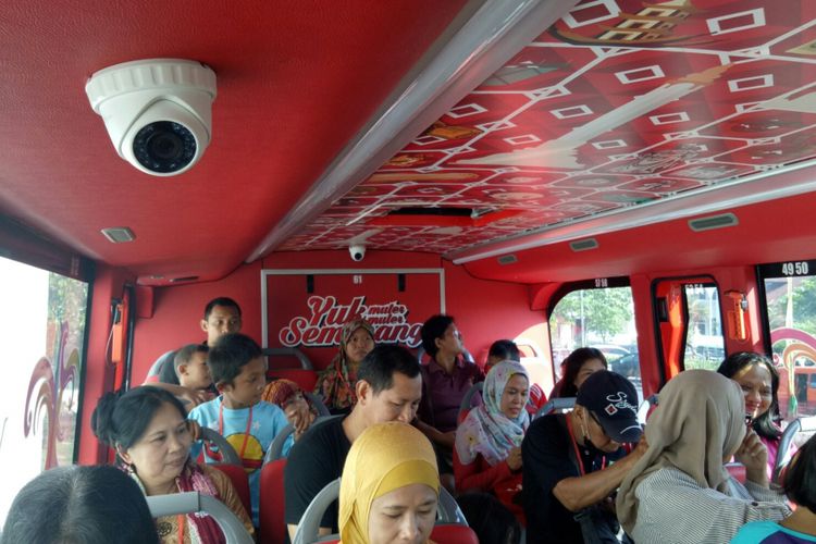 Dalam bus tingkat wisata Semarang, dipasang enam CCTV untuk menjamin keamanan dan kenyamanan wisatawannya. Monitor pun selalu dipantau kru perjalanan dan asisten sopir bus tersebut, Jumat (6/9/2017). Bus double decker wisata Semarang beroperasi setiap hari Selasa-Minggu, dari Museum Mandala Bhakti.  