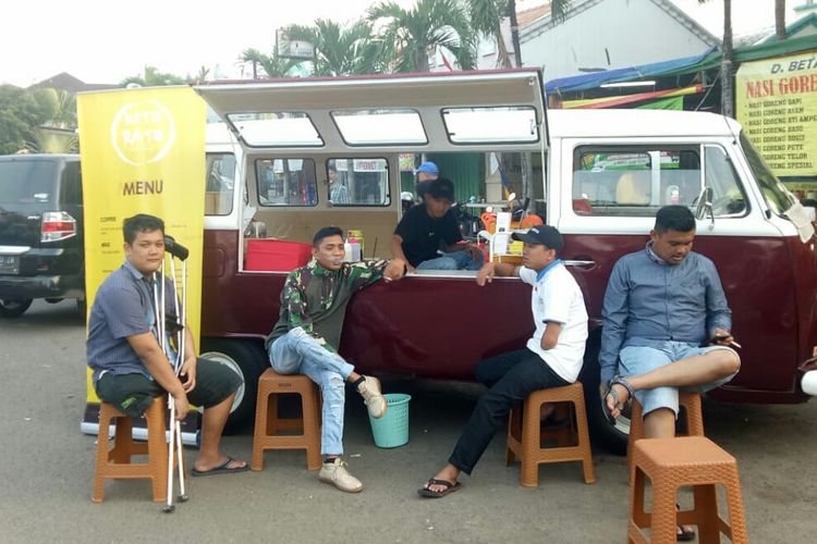 Kedai kopi Kito Rato di area Pasar Granada BSD, Rawa Buntu, Tangerang Selatan, Sabtu (31/8/2019). Kedai kopi dalam bentuk food truck itu didirikan  tiga pemuda penyandang disabilitias.