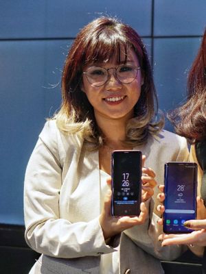 Product Marketing Manager Samsung Mobile Indonesia Annisa Maulina (kanan) dan Product Marketing Senior Manager Samsung Mobile Indonesia Selvia Gofar berpose dengan Galaxy S9 dan Galaxy S9 Plus dalam acara media interview di Jakarta, Senin (26/2/2018).